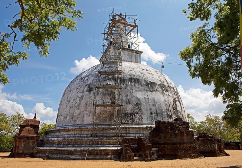 Sri Lankan workers at the Kiri Vehera stupa in the ruined city of Polonnaruwa, Central Province, Sri Lanka, Asia