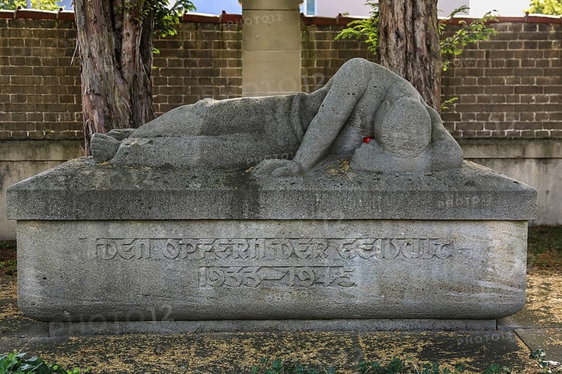 Memorial to the victims of violence during National Socialism, sarcophagus by Richard Raach with the ashes of concentration camp victims, stone statue, Unter den Linden cemetery, burial site, historically decorated buildings, neo-Romanesque funeral hall, neo-Gothic St Catherine's Church, place of worship, sacred architecture, church tower, Reutlingen, Baden-Württemberg, Germany, Europe