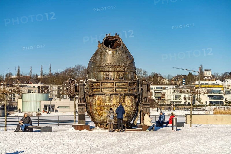 Thomas pear at the snowy Phoenix Lake in Dortmund, North Rhine-Westphalia, Germany, Europe