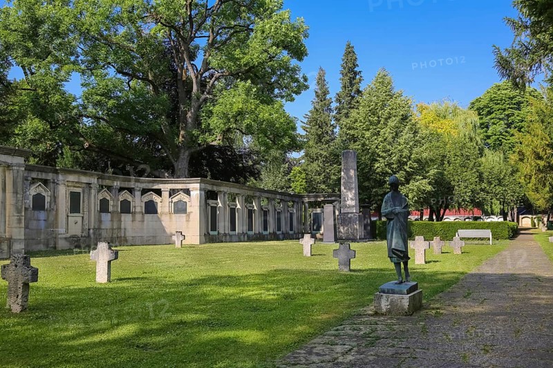 Unter den Linden cemetery, large memorial complex for the victims of the two world wars, bronze plaques with the names of those killed between 1914 and 18, bronze figure of a girl, designed by Hans Wimmer, Reutlingen, Baden-Württemberg, Germany, Europe