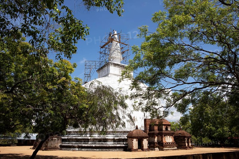 Sri Lankan workers at the Kiri Vehera stupa in the ruined city of Polonnaruwa, Central Province, Sri Lanka, Asia