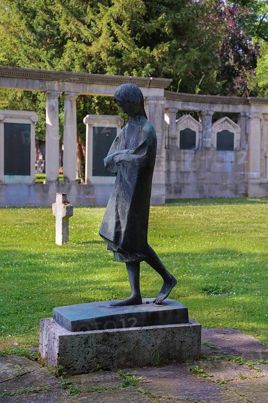 Unter den Linden cemetery, large memorial complex for the victims of the two world wars, bronze plaques with the names of those killed between 1914 and 18, bronze figure of a girl, designed by Hans Wimmer, Reutlingen, Baden-Württemberg, Germany, Europe