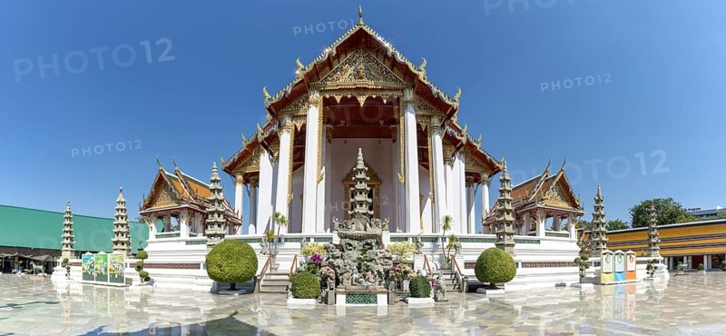 Wihan Luang (the Great Chapel is the centrepiece of the temple and houses the impressive Buddha statue Phra Si Sakyamuni, which dates back to the Sukhothai era and is one of the largest seated Buddha statues in Thailand), Wat Suthat Thepwararam, Royal Temple, Phra Nakhon, Bangkok, Thailand, Asia