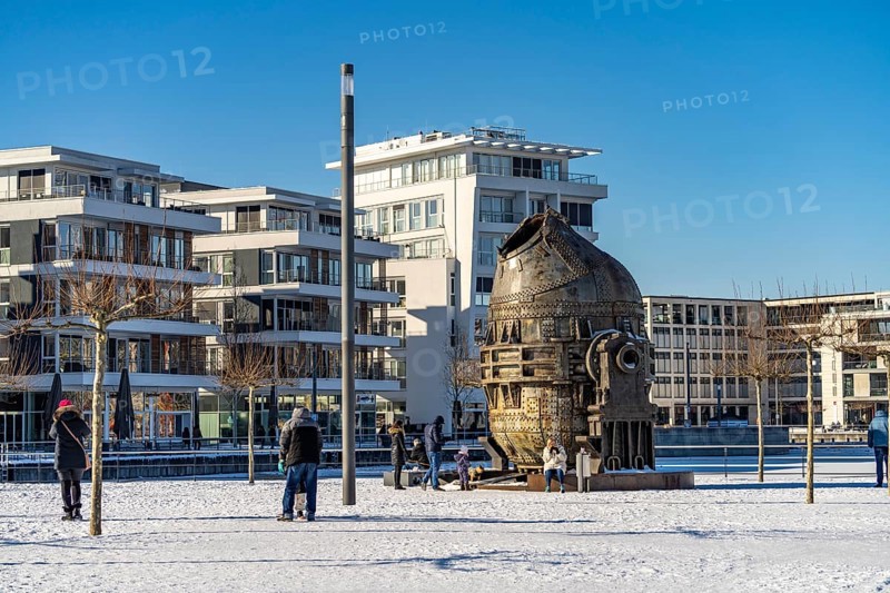 Thomas pear at the snowy Phoenix Lake in Dortmund, North Rhine-Westphalia, Germany, Europe