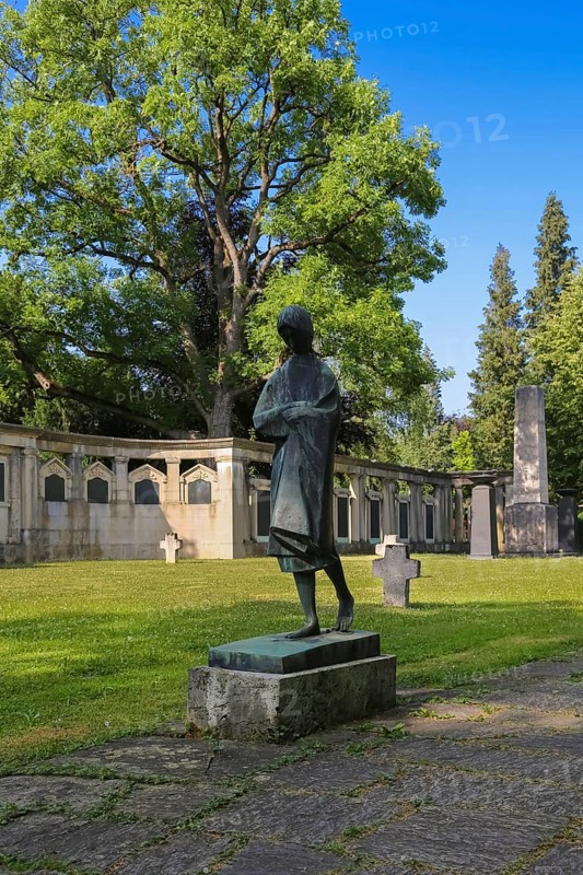 Unter den Linden cemetery, large memorial complex for the victims of the two world wars, bronze plaques with the names of those killed between 1914 and 18, bronze figure of a girl, designed by Hans Wimmer, Reutlingen, Baden-Württemberg, Germany, Europe