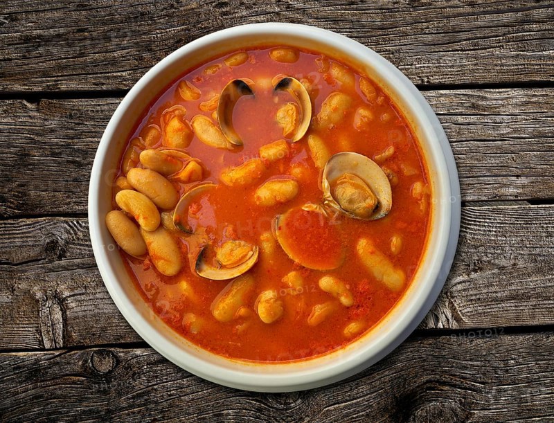 Fabes con almejas beans with clams recipe from Asturias in Spain