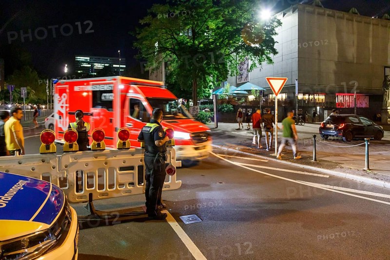 Ambulances in Düsseldorf's Old Town at the weekend, access roads to the Old Town closed, Düsseldorf, North Rhine-Westphalia, Germany, Europe