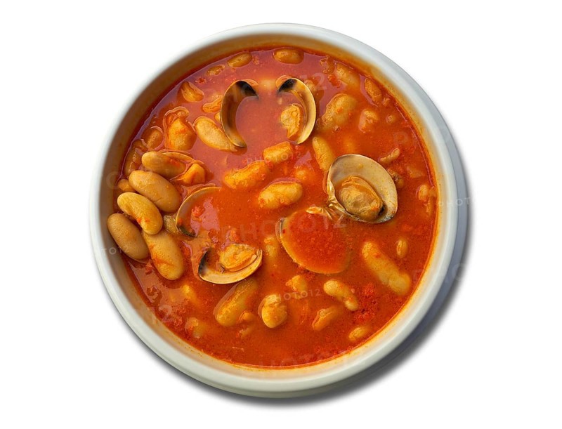 Fabes con almejas beans with clams recipe from Asturias in Spain