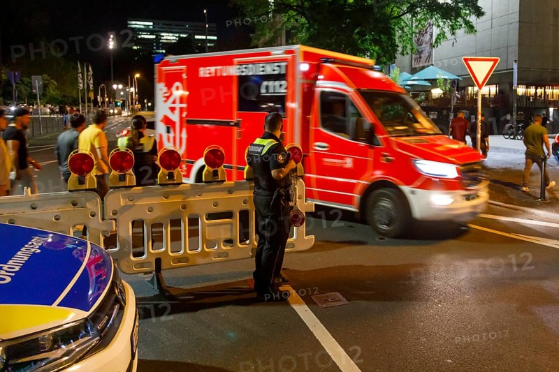 Ambulances in Düsseldorf's Old Town at the weekend, access roads to the Old Town closed, Düsseldorf, North Rhine-Westphalia, Germany, Europe