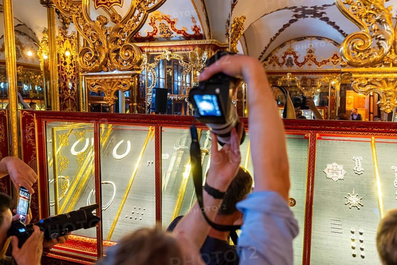 In December 2022, the Dresden public prosecutor's office, the Soko Epaulette and the LKA Saxony succeeded in recovering a significant proportion of the stolen goods taken during the burglary of the Historic Green Vault. Despite the continued seizure by the district court, it is now possible for the first time to exhibit the jewels in their original location and to experience the Historic Green Vault almost in its entirety. The exhibits attracted a great deal of media interest, Presentation of the recovered jewels from the Historic Green Vault, Dresden, Saxony, Germany, Europe