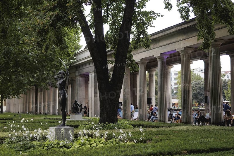 Reading by Ulrike C. Tscharre and live music at the Kolonnaden Bar on Museum Island in Berlin, 08/08/2024