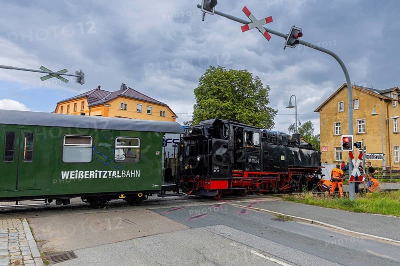 There was a serious accident between a train on the Weißeritz Valley Railway and a lorry from the district of Central Saxony at the level crossing just in front of the Dippoldiswalde stop. The steam locomotive, built in 1933, was forced off the tracks, causing millions of euros worth of damage. Local residents reported an explosive bang., Engine accident on Weißeritztalbahn, Dippoldiswalde, Saxony, Germany, Europe