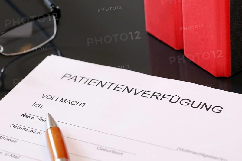 Symbolic image: Healthcare proxy, living will on a tray table