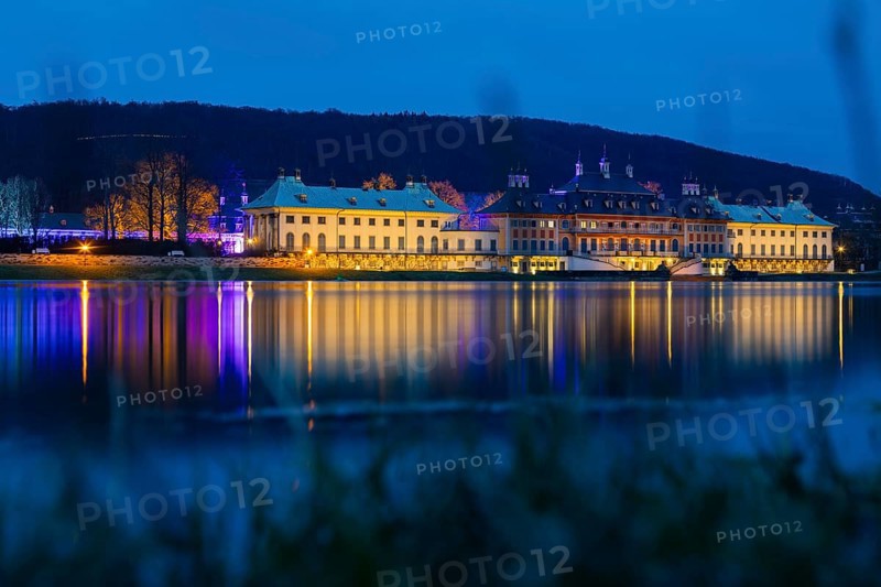Due to the heavy precipitation in the form of snow and rain, the Elbe has risen again. The Elbe meadows at Pirna Castle are partially flooded, Dresden, Saxony, Germany, Europe