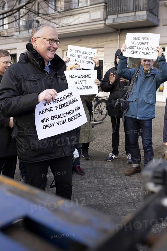 SPD parliamentary candidate Klaius Mindrup at a demonstration in Rykestraße against the decision of the green-black-led district office not to approve the conversion of 30, 000 m¬= of heated living space to green geothermal energy. Berlin, 01.02.2024