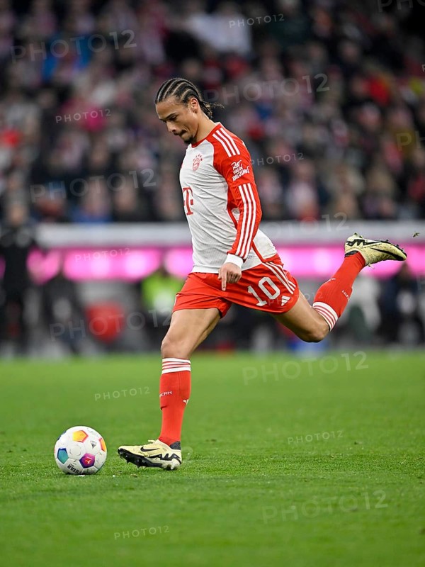 Free kick, action, lob by Leroy Sané FC Bayern Munich FCB (10) Allianz Arena, Munich, Bavaria, Germany, Europe