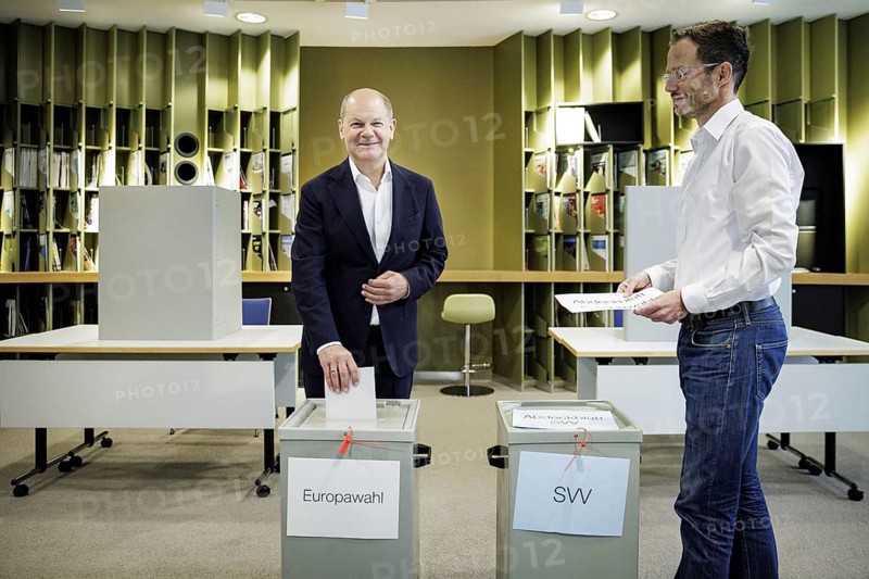 Olaf Scholz, Federal Chancellor (SPD), casts his vote for the European elections and for the election of the city council of the state capital Potsdam at a polling station in Potsdam. Potsdam, 09.06.2024