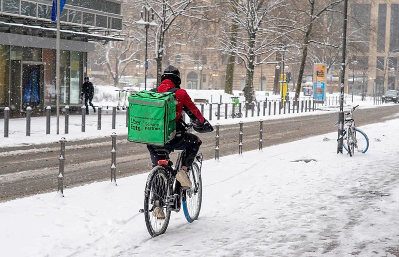 Winter in Frankfurt, Uber Eats, delivery service by bike, in the banking district, Hesse, Germany, Europe