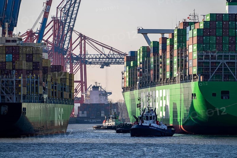 Container ship Ever Gifted, arriving at the port of Hamburg, Waltershofer Hafen, HHLA Container Terminal Burchardkai, 4 harbour tugs manoeuvre the ship to the quay, shipping company Evergreen, Singapore, 399 m long, can transport over 20, 000 containers, Hamburg, Germany, Asia