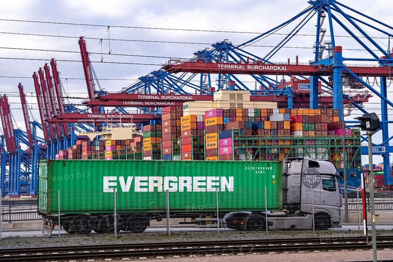 Port of Hamburg, Waltershofer Hafen, container ships, lorries bring and collect freight containers to and from HHLA Container Terminal Burchardkai, Hamburg, Germany, Europe