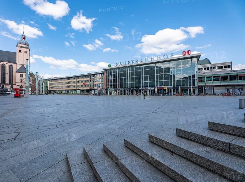 Effects of the coronavirus crisis, empty square in front of the main railway station, Cologne, Germany, Europe