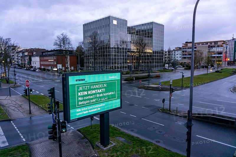 Call for no contacts, advertising campaign of the outdoor advertising company Ströer and t-online, LED roadside screen, digital advertising monitors, effects of the corona crisis in Germany, Essen, at Alfredstraße, B224