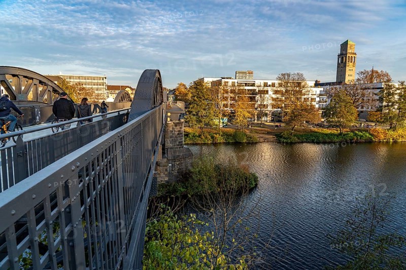 Radschnellweg Ruhr, RS1, on the city viaduct and old Ruhr bridge in Mülheim, shared cycle path, footpath, city centre residential area directly on the Ruhr, Mülheim Ruhrbahnia city harbour, town hall tower, Mülheim an der Ruhr, North Rhine-Westphalia, Germany, Europe