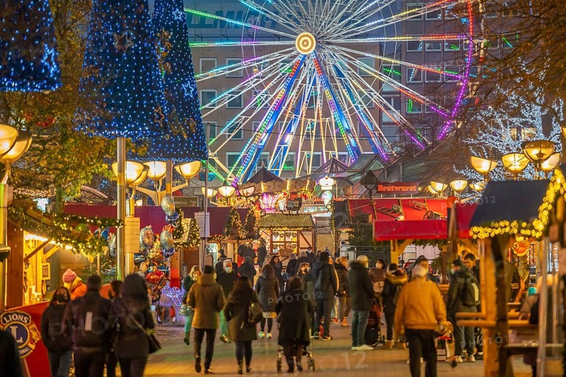 Christmas market in the city centre, Königstraße, during the fourth Corona wave, 2G regulation, pedestrian zone, Ferris wheel, in Duisburg, North Rhine-Westphalia, Germany, Europe