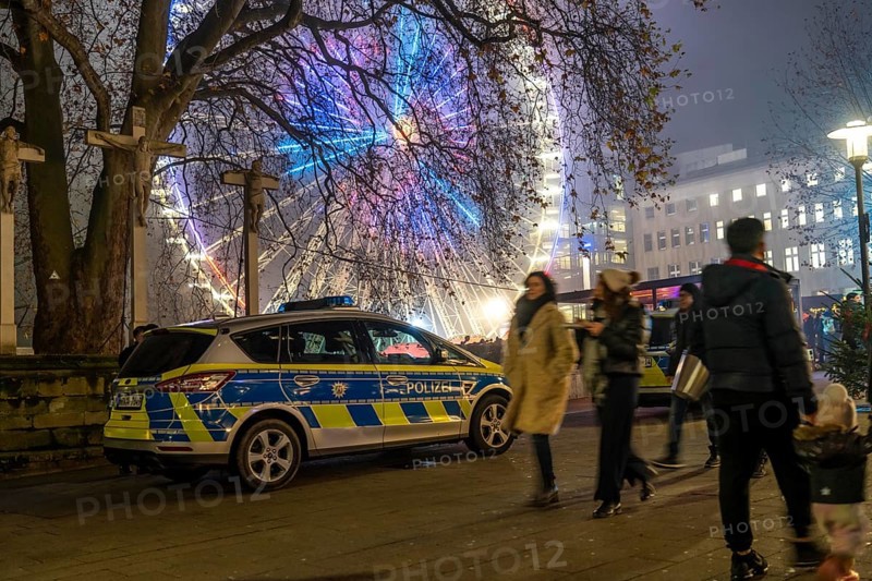 Police patrol in the pre-Christmas period, Christmas market in the city centre of Essen, police car at the Ferris wheel on Kettwiger Straße, North Rhine-Westphalia, Germany, Europe