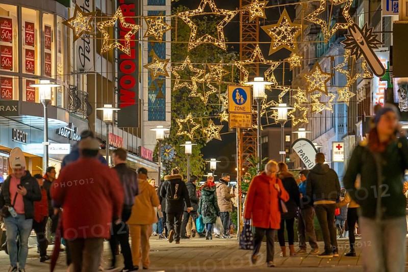 Pre-Christmas period, Christmas market in the city centre of Essen, Kettwiger Straße, North Rhine-Westphalia, Germany, Europe