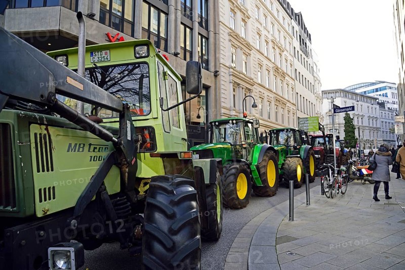 Europe, Germany, Hamburg, city centre, Gänsemarkt, demonstration, farmers, tractors, Europe