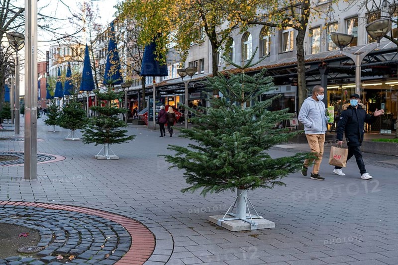 The city centre of Duisburg, shopping street Königstraße, on the day of the opening of the Christmas light decoration, usually also of the Christmas market, which remained closed due to the 2nd Corona crisis lockdown, empty shopping streets, masks compulsory in the city centre, Duisburg, North Rhine-Westphalia, Germany, Europe