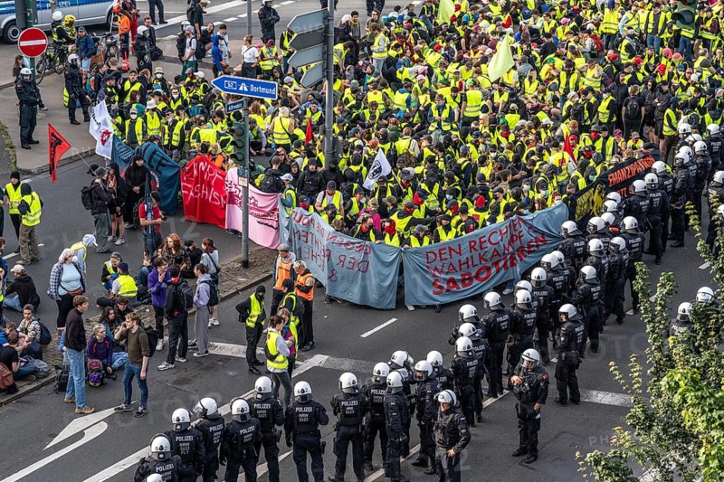 Demonstration against the AFD party conference in Essen, blockade of Alfredstraße, bridge over the A52 motorway, North Rhine-Westphalia, Germany, Europe