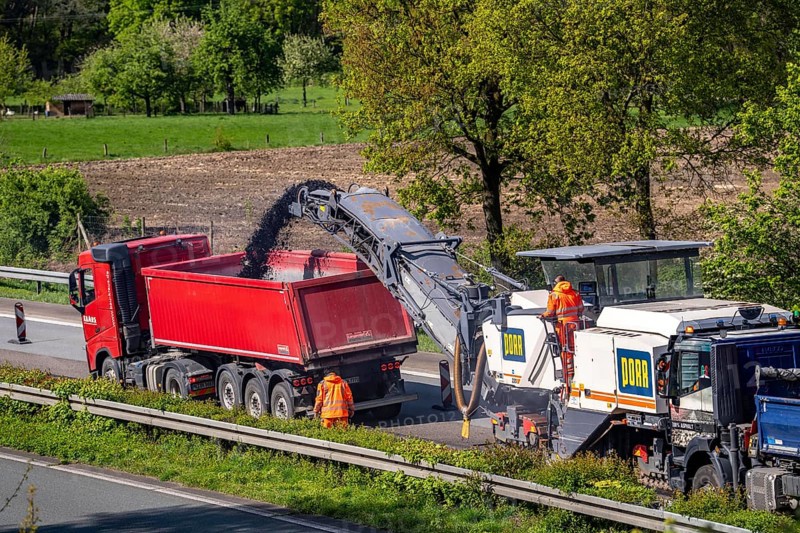 Motorway construction site on the A3 between Hünxe and Emmerich, in both directions, near Rees, milling off the old asphalt layer, the road surface will be completely renewed over 80 km, over a period from April to September 2024, is considered the largest construction project of its kind in Germany, North Rhine-Westphalia