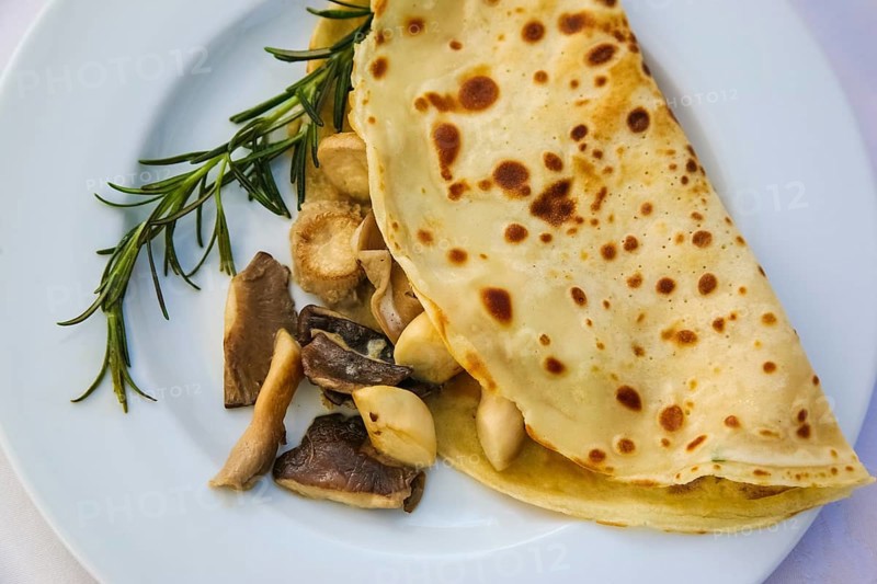 Swabian cuisine, pancakes filled with mushrooms, Flädle with king oyster mushrooms, from the pan, vegetarian, fried, rosemary, cultivated mushrooms, plate, savoury, salty, typical Swabian, traditional cuisine, food photography, studio, Germany, Europe