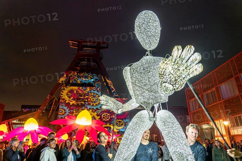 Extraschicht, the long night of industrial culture, cultural festival across the Ruhr region, 35 venues in 19 cities, Dundu, walking, glowing, large puppet, here Illuminating flowers at the Zeche Zollverein in Essen, double trestle pithead tower shaft 12, North Rhine-Westphalia, Germany, Europe