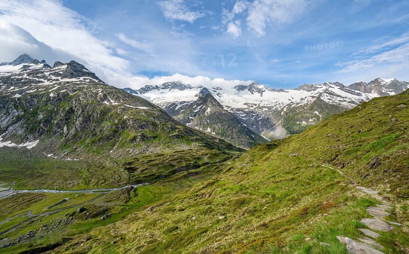Picturesque mountain landscape, mountain peaks with snow and glacier Hornkees and Waxeggkees, summit Hornspitzen and Turnerkamp, valley Zemmgrund with Zemmbach, Berliner Höhenweg, Zillertal Alps, Tyrol, Austria, Europe