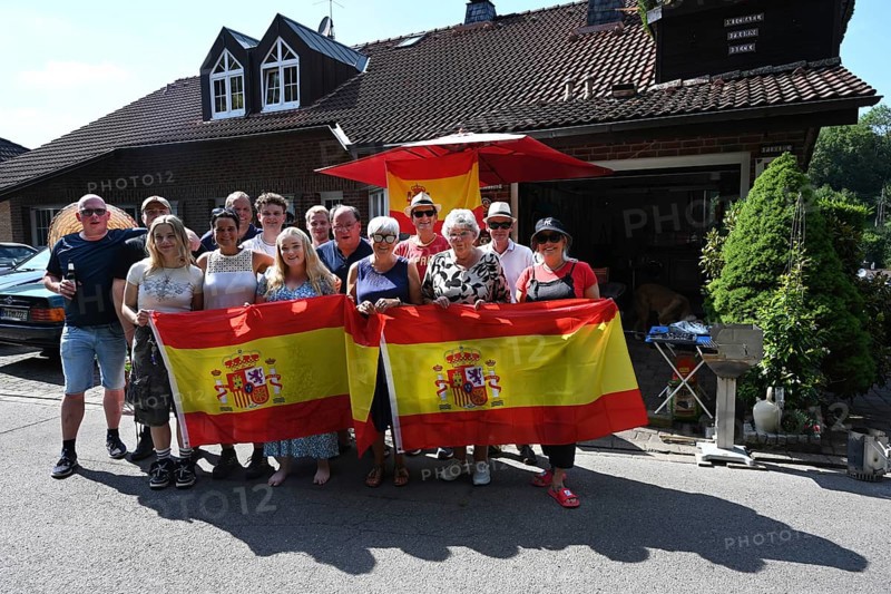 DEU, Germany, Iserlohn: A special kind of family reunion took place on Saturday in Iserlohn's Schleifenweg. A family clan consisting of mother, children, uncle, brother-in-law and others met to honour the country of Spain. The programme was less about football and more about tourism, Europe