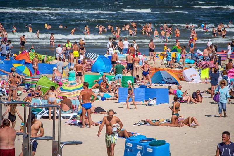 Beach holiday, many People on the beach in Swinoujscie, Western Pomerania, Baltic Sea, Poland, East Europe, Europe