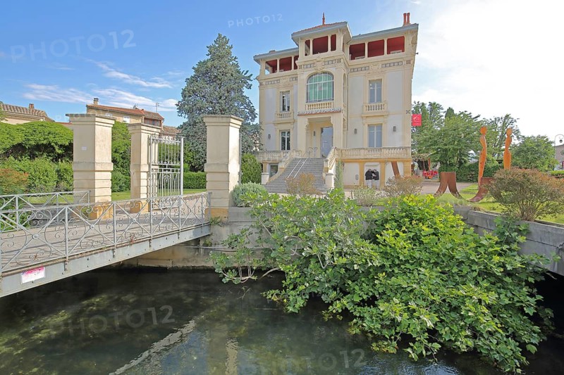 River Sorgue and Villa Caisse d'Epargne, bank, tributary, canal, idyll, floral decoration, L'Isle-sur-la-Sorgue, Vaucluse, Provence, France, Europe