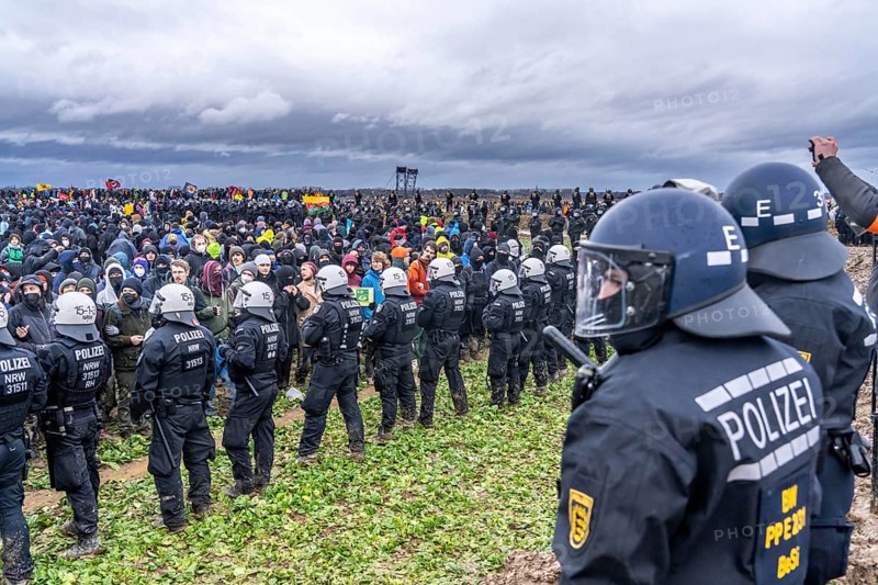 Violent clashes between thousands of demonstrators and the police, after a demonstration against the demolition of the brown coal village of Lützerath, the demonstration participants try to get to the rest of the village, Lützerah, and storm it, the police prevent this with a large contingent of forces, Erkelenz, North Rhine-Westphalia, Germany, Europe