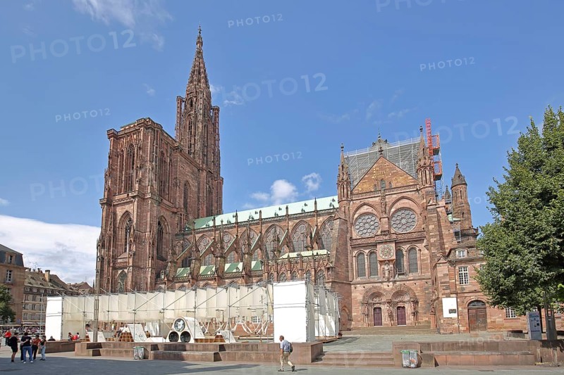 Gothic UNESCO cathedral from the south side with castle square, Notre-Dame, Cathédrale, Liebfrauenmünster, Strasbourg, Grande Île, Strasbourg, Bas-Rhin, Alsace, France, Europe