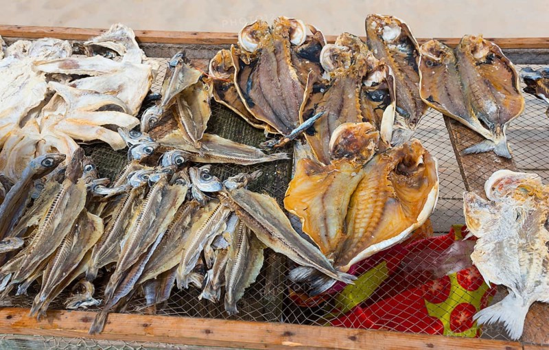 A net of dried fish of different species at the beach market, fish drying, Praia da Nazare beach, Nazaré, Oeste, Leiria district, Centro, Portugal, Europe