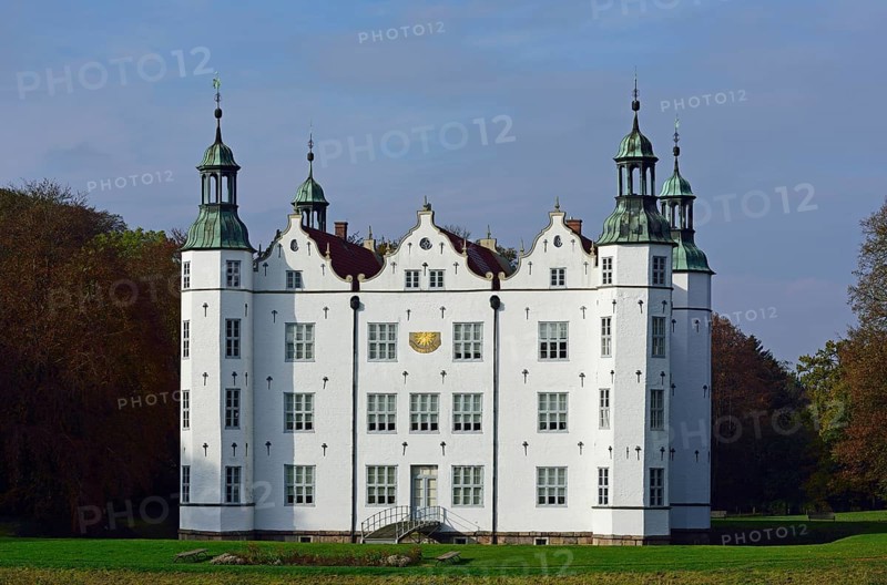Europe, Germany, Schleswig-Holstein, Ahrensburg, moated castle Ahrensburg, autumn, front facade, built around 1595, late Renaissance, Europe