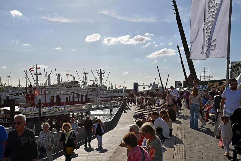 Europe, Germany, Hanseatic City of Hamburg, Jan-Fedder-Promenade, St. Pauli Landungsbrücken, View to Überseebrücke, Europe