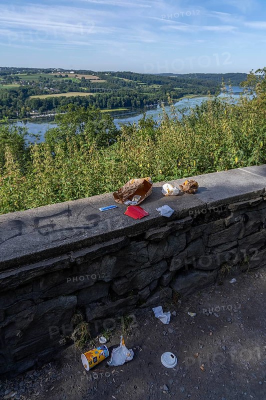 Viewpoint Korte Klippe, above the Lake Baldeney, in Essen-Heisingen, rubbish, fast food packaging was left behind without being disposed of, Essen, North Rhine-Westphalia, Germany, Europe