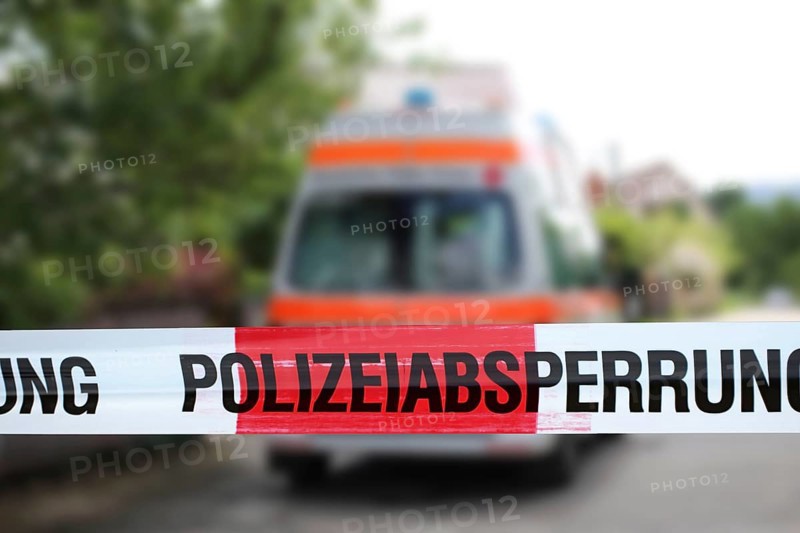 Symbolic image: Police cordon with ambulance in the background