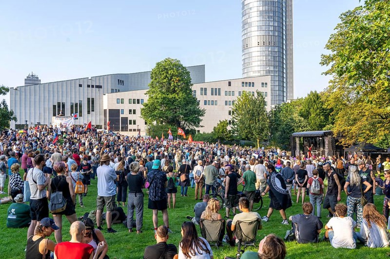 Protests against a so-called citizens' dialogue of the AfD in the Philharmonie in Essen, the employees of the Essen Theatre and Philharmonie have called for it, about 3000 people demonstrated in the municipal park, between Aalto Theatre and Philharmonie against the event, the police sealed off the venue, Essen North Rhine-Westphalia, Germany, Europe