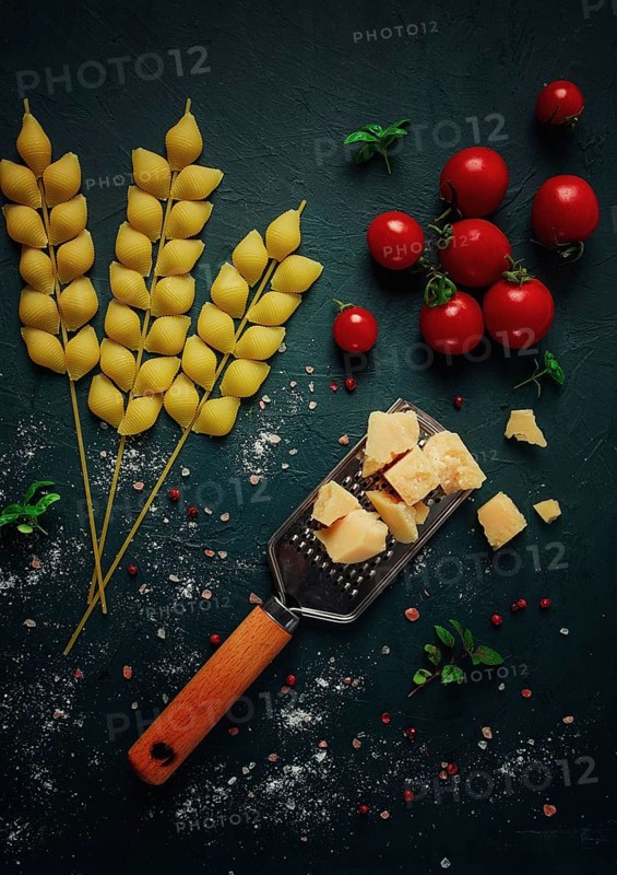 Lebensmittelkonzept, Nudeln, mit Kirsche und Parmesankäse, Draufsicht, ohne Menschen, Weizen, Nudelspieße