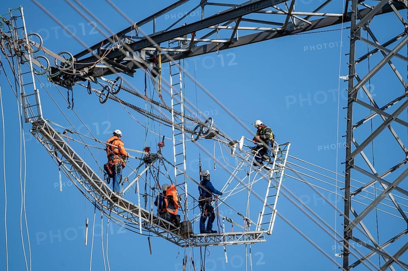 New construction of a 380 kV extra-high-voltage overhead line, with 23 pylons over a length of 7.5 kilometres, near Krefeld, North Rhine-Westphalia, GermanyNew construction of a 380 kV extra-high-voltage overhead line, with 23 pylons over a length of 7.5 kilometres, near Krefeld, North Rhine-Westphalia, Germany, Europe